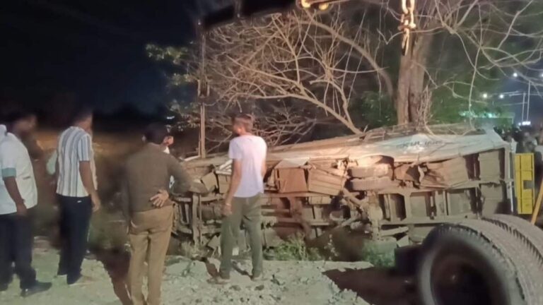 રાજકોટ: સગાઇમાંથી પરત ફરતી વખતે બસ પલટી, ખુશીની જગ્યાએ અફરાતફરી સર્જાઇ