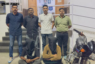 ‘દાદા તમને બાઈકમાં ઘરે મૂકી જઈએ…’ રાજુલાના માંડલમાં 82 વર્ષના વૃદ્ધને ધમકાવીને સોનાના બટન લૂંટનારા બે શખસો ઝડપાયા | Amreli LCB Arrests Two Accused for Robbing 82 Year Old Man in Rajula